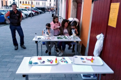 Mikroskopovani-pred-knihovnou_2