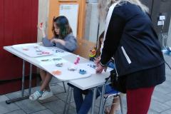 Zdobeni-motylu-pred-knihovnou_1